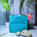 Maceta Kubo Calipso Mediana de concreto con patrón triangular y acabado jaspeado con diseño moderno