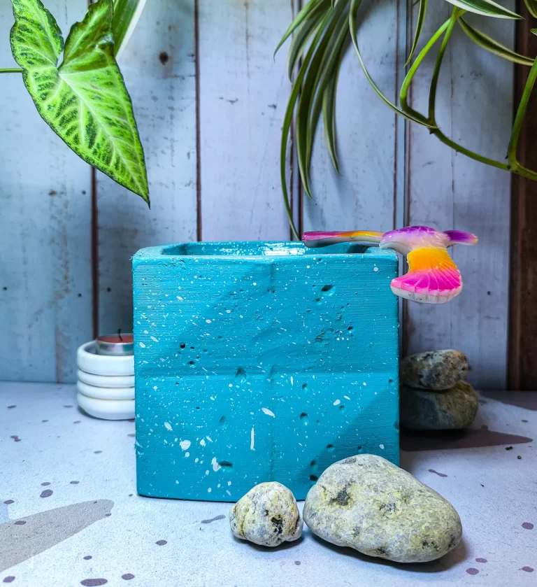 Maceta Kubo Calipso Mediana de concreto con patrón triangular y acabado jaspeado con diseño moderno