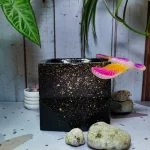 Maceta Kubo Negra Mediana de concreto con patrón triangular y acabado jaspeado con diseño moderno