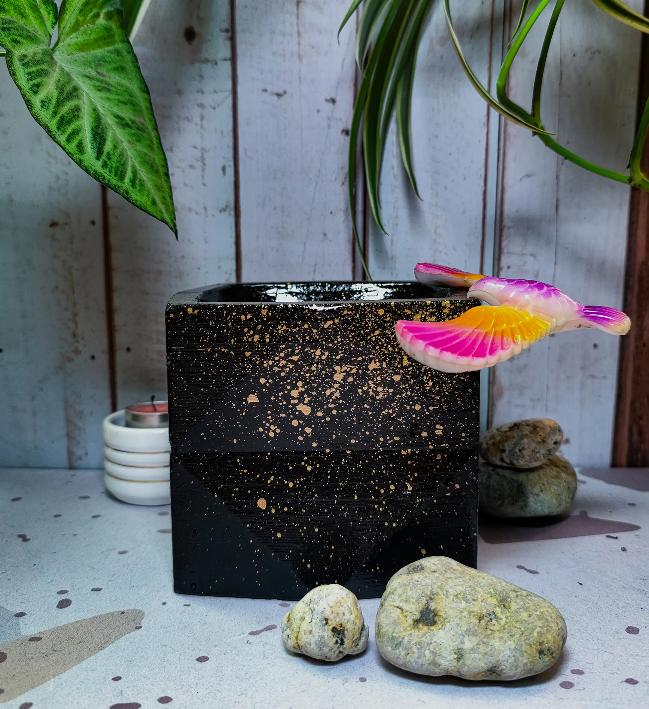 Maceta Kubo Negra Mediana de concreto con patrón triangular y acabado jaspeado con diseño moderno