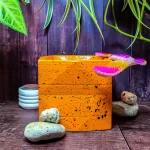 Maceta Kubo Naranja Mediana de concreto con patrón triangular y acabado jaspeado con diseño moderno