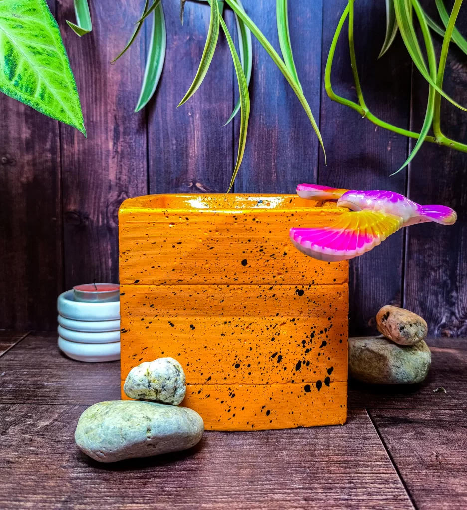 Maceta Kubo Naranja Mediana de concreto con patrón triangular y acabado jaspeado con diseño moderno