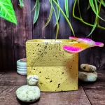 Maceta Kubo Amarilla Mediana de concreto con patrón triangular y acabado jaspeado con diseño moderno