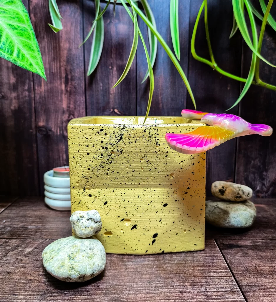 Maceta Kubo Amarilla Mediana de concreto con patrón triangular y acabado jaspeado con diseño moderno