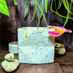 Maceta Kubo Blanca Mediana de concreto con patrón triangular y acabado jaspeado con diseño moderno