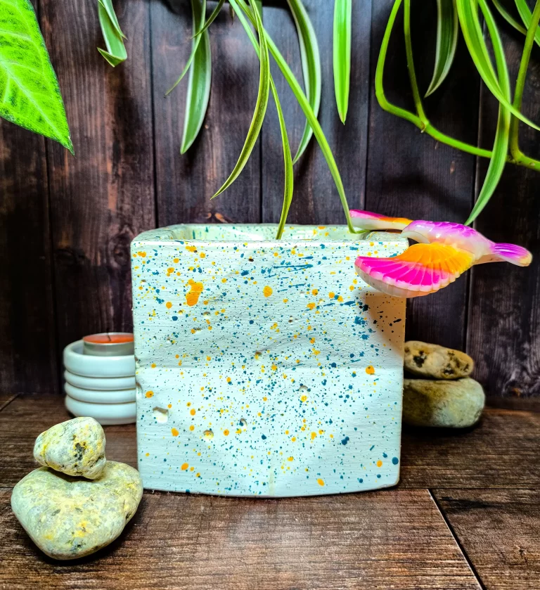 Maceta Kubo Blanca Mediana de concreto con patrón triangular y acabado jaspeado con diseño moderno